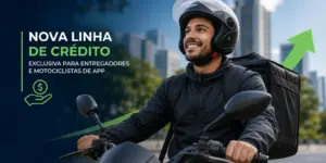 Motociclista sorridente com mochila de entrega na cidade
