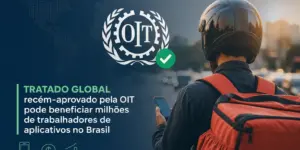 Trabalhador de app com celular e mochila; tratado OIT 2026.