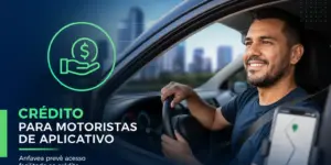Motorista feliz em carro com smartphone mostrando rota - Crédito para motoristas de aplicativo