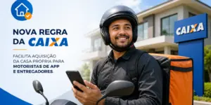 Entregador feliz em moto segurando celular com prédio da Caixa ao fundo