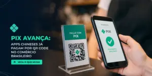Pessoa com smartphone exibindo PIX em comércio brasileiro