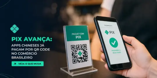 Pessoa com smartphone exibindo PIX em comércio brasileiro