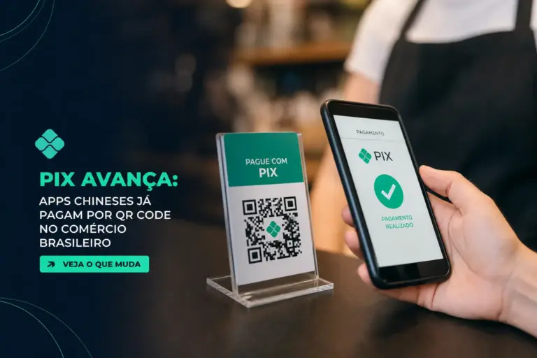 Pessoa com smartphone exibindo PIX em comércio brasileiro