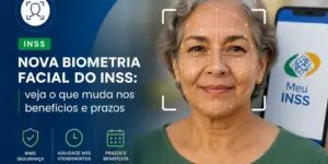Mulher idosa sorrindo com biometria facial do INSS e smartphone do Meu INSS