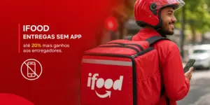 Entregador iFood com smartphone e mochila na rua arborizada
