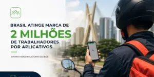 Entregador com smartphone na cidade destacando economia gig