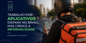 Pessoa em moto com smartphone em cidade urbana - Trabalho por aplicativos no Brasil