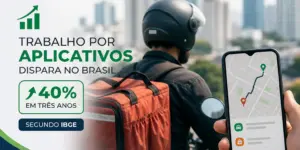 Motociclista com smartphone mostrando mapa e crescimento de empregos no Brasil